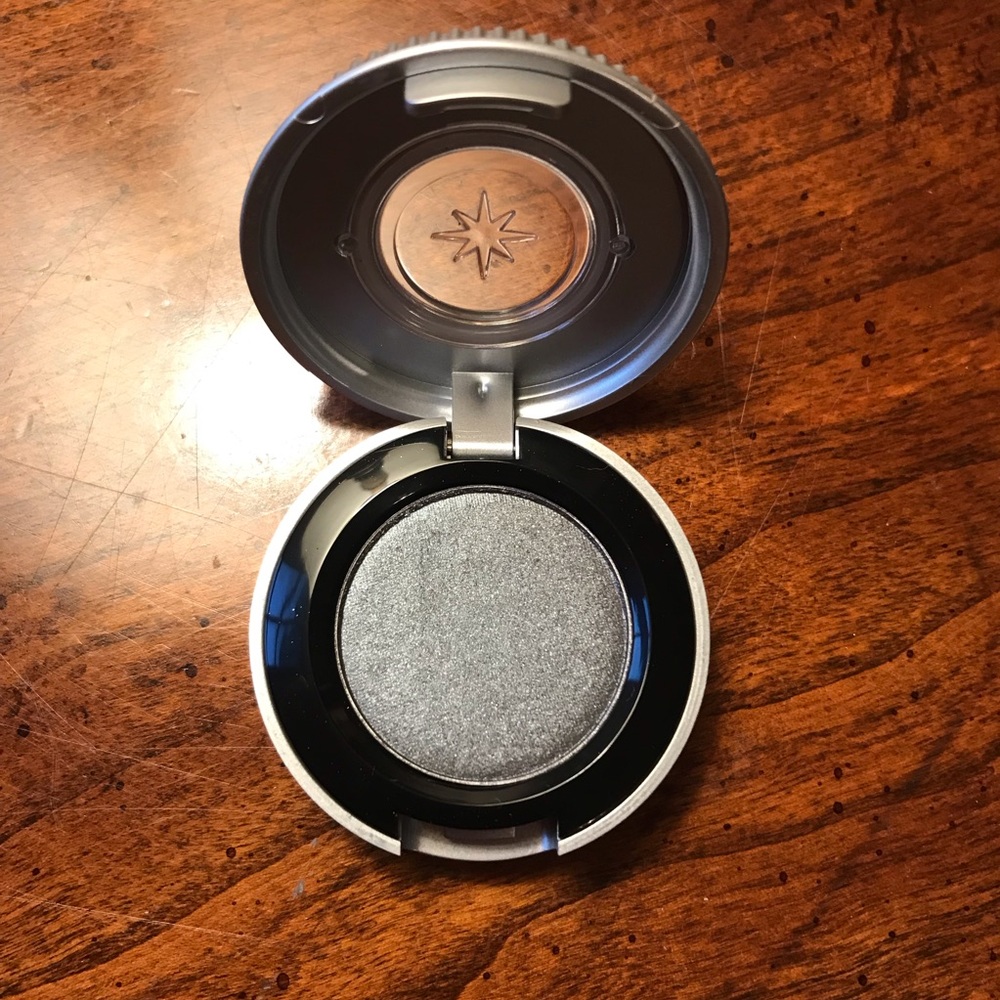 URBAN DECAY EYESHADOW IN SHADE GUNMETAL